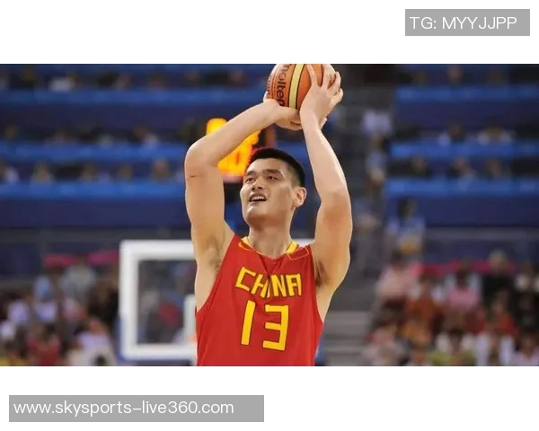 姚明温暖拥抱球员展现篮球精神传承与团队凝聚力