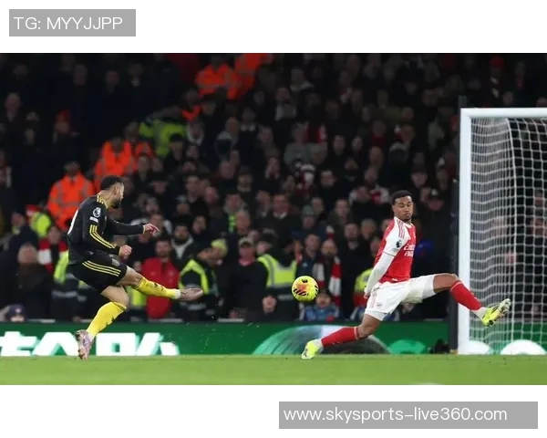 英超激战：里昂绝杀曼城引发争议判罚全场沸腾